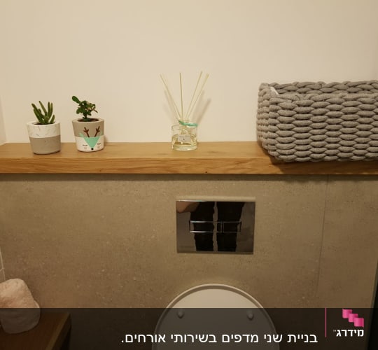 מדף עץ עם עציצים וסל קלוע